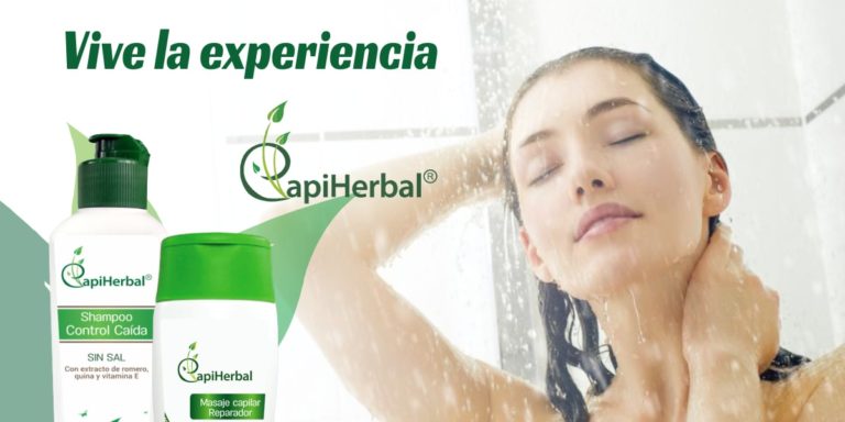 Mujer tomando una ducha y usando shampoo control caída CapiHerbal con la leyenda - Vive la Experiencia Capiherbal